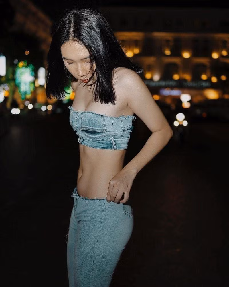 Ngày nay, quần jean còn được nhiều người đẹp sáng tạo, tự chế theo phong cách riêng. Song, không phải kiểu mặc nào cũng nhận được nhiều lời khen, chẳng hạn như cô nàng này.