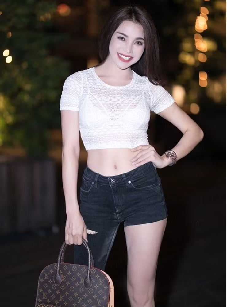 Hơn hết, sau khi được cắt ra làm đôi, bộ outfit có vẻ để lộ khá nhiều da thịt nên nhiều người nhận định, không nên mặc nó ra ngoài đường, đặc biệt là ở những nơi đông người. Vì phần cạp quần không được cố định chắc chắn, sẽ rất khó khi di chuyển hay ngồi xuống.