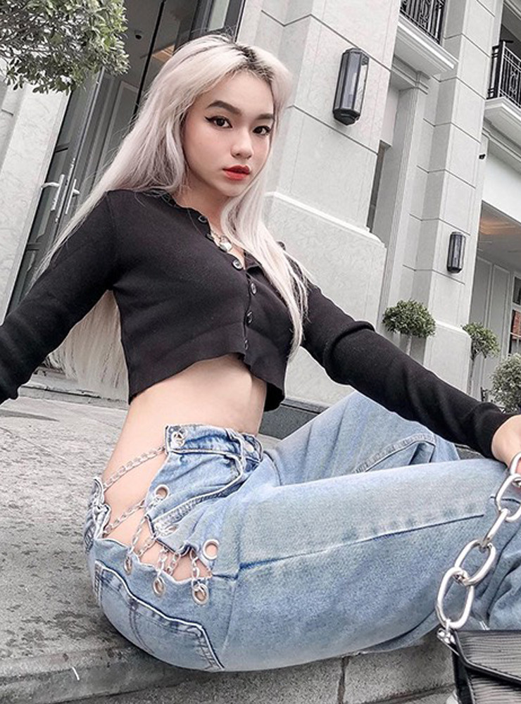 Mốt quần jean khoét hông được lấy cảm hứng từ xu hướng “đuôi cá voi” từng khiến các fashionista thế giới “điên đảo”.