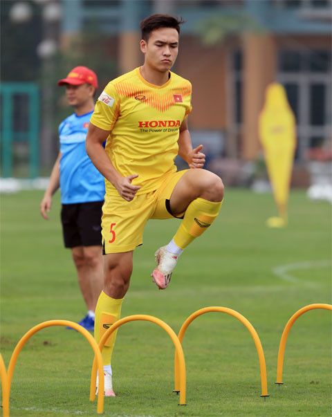 Trước đó, đã không ít lần chàng đội trưởng sinh năm 1999 tự tin khoe body 6 múi cuồn cuộn lên mạng xã hội.