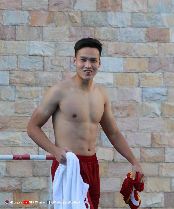 Cụ thể, sau khi hoàn thành bài tập thể dục rèn luyện sức khỏe, Việt Anh đã tiến lại gần mẹ và hỏi có thấy cơ bụng không. Nhưng lúc thấy mẹ cầm điện thoại đòi xem “múi sầu riêng” thì anh chàng liên tục “mặc cả” chỉ cho mẹ xem chứ không cho mạng xã hội xem.