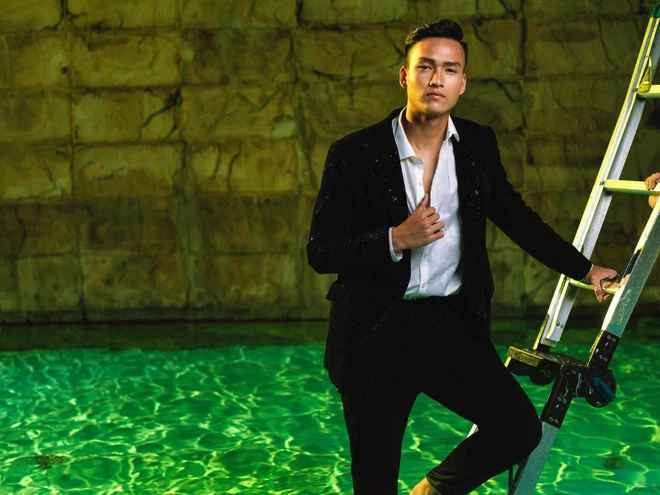 Nhiều chị em đã để lại bình luận như: “Mẹ đăng cho cả thế giới cùng xem luôn rồi”, “Chị mẹ chiều fan và bé con thích mặc cả”, “Mẹ chồng chất lượng quá”, “Trời đất ơi dễ thương vậy sao”, “Đẹp trai thế dừng lại đi”, “Sáng sớm mở mắt ra đã được bổ sung vitamin múi bụng”,...