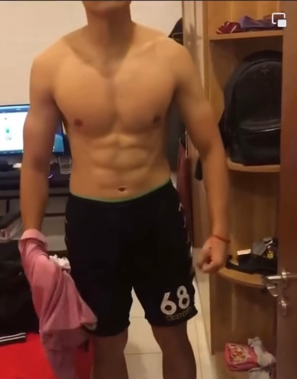 Chẳng những gây ấn tượng bởi lối đá chuyên nghiệp và gương mặt điển trai, Bùi Hoàng Việt Anh còn là một trong những cầu thủ sở hữu ngoại hình lý tưởng nhất của Đội tuyển U23 Việt Nam nhờ chiều cao 1m84 cùng thân hình 6 múi cuồn cuộn.