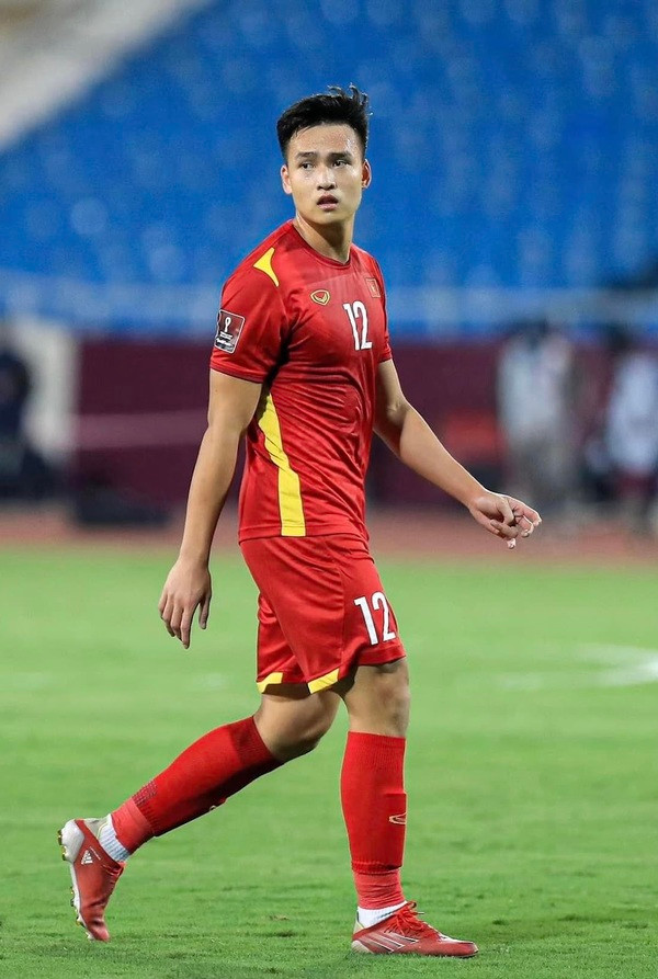 Sau đó, Bùi Hoàng Việt Anh mách chị gái rằng mẹ cứ quay múi xong, anh chàng quyết định “bất lực” show toàn bộ… nửa trên ra trước màn hình điện thoại. Đồng nghĩa với việc cả mạng xã hội đã thấy cơ ngực cực “mlem” của anh chàng.