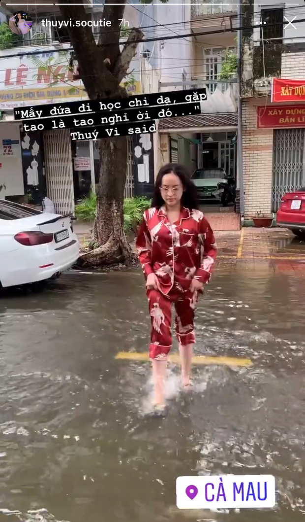 Bình thường ở trên Sài Gòn, người ta hẳn đều đã quen với một hot girl Thúy Vi lúc nào cũng xinh đẹp, váy áo thì điệu đà hết sức. Nhưng trông cô nàng khi về nhà có sự khác nhau một trời một vực.