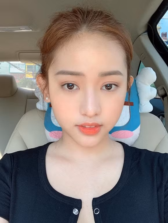 Hẳn nhiều người cũng như Thúy Vi thôi, đi học đi làm chỉn chu thế nào chẳng biết chứ về quê rồi là auto bật mode thoải mái.