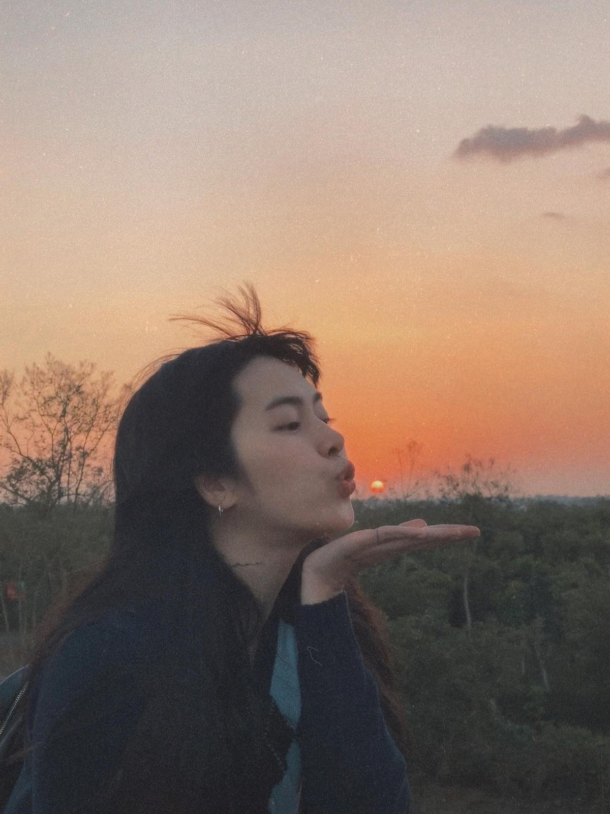 Hiện bài đăng với những ảnh tạo dáng trên mộ của bà quá cố của Khánh Vân tiếp tục thu hút sự chú ý của nhiều người.