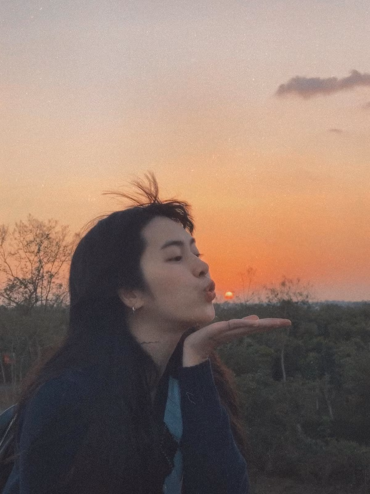 Hiện bài đăng với những ảnh tạo dáng trên mộ của bà quá cố của Khánh Vân tiếp tục thu hút sự chú ý của nhiều người.