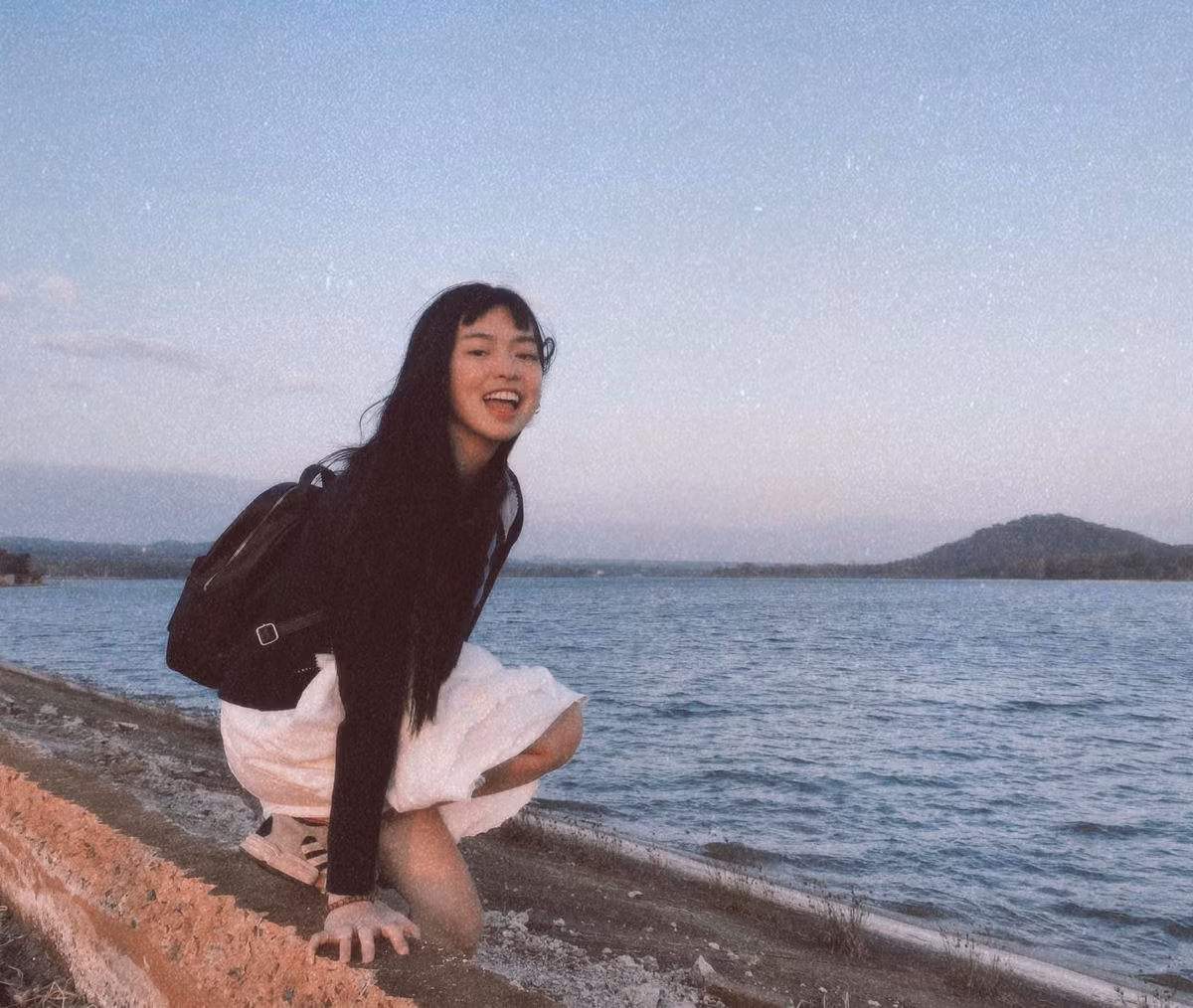 Cụ thể, hot girl Mắt Biếc có bình luận rằng: "Chỉ cần là tôi thì bất kể việc gì cũng sẽ bị mắng, thật sự là tôi quen rồi. Thậm chí tôi thừa biết việc mình post ảnh cũng sẽ bị nhiều người nói ra nói vào. Trước khi post đã tham khảo các bài tảo mộ của nghệ sĩ khác và thấy mọi người không ai khắc khe gì cả."