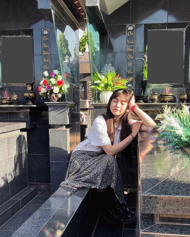 Đáng chú ý, trong 3 bức hình Khánh Vân post, có 1 tấm lấy góc chụp từ xa, cô nàng lấy tay tựa vào bia mộ và tạo dáng.