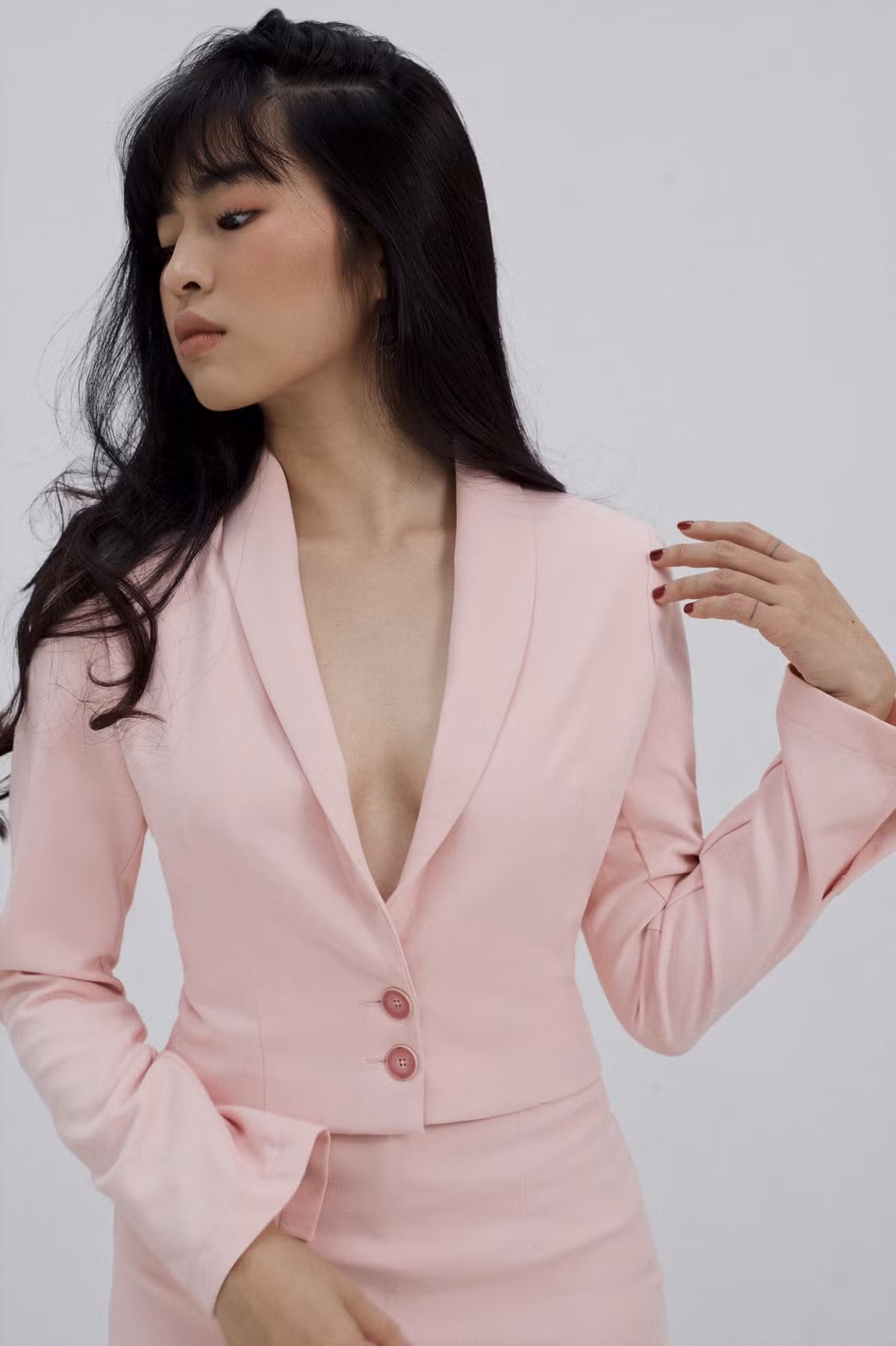 Số còn lại thì cho rằng, hot girl Mắt Biếc không nên đăng tải những bức ảnh trên. Bởi nó là những hình ảnh mang tính riêng tư, không nên công khai - đặc biệt là tạo dáng chụp ảnh bên bia mộ của người quá cố lại khá nhạy cảm.