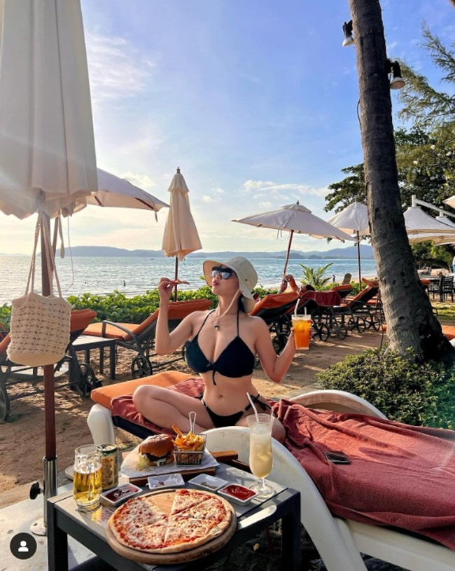 Bản thân Lee Yumin luôn tôn thờ vẻ đẹp đẫy đà, thân hình “đồng hồ cát” kiểu phương Tây, do đó cô đã tích cực ăn uống và luyện tập để cải thiện cân nặng cũng như số đo ba vòng.