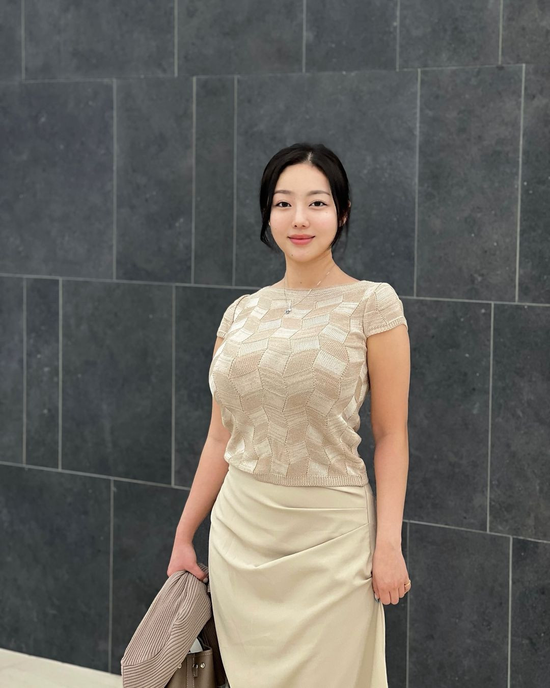 Nữ blogger du lịch đặc biệt thích ăn các món từ hải sản, đặc biệt mê các món chế biến từ cua. Vốn là loại hải sản có lượng đạm cao, giàu kẽm và axit béo omega 3, thịt cua giúp phái đẹp có làn da và mái tóc bóng khỏe nếu ăn thường xuyên.