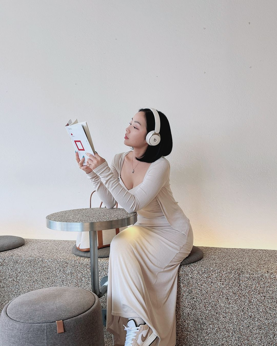 Một bí quyết khác giúp nữ blogger sở hữu đường cong chuẩn “đồng hồ cát” là bơi lội, đạp xe và đi bộ.