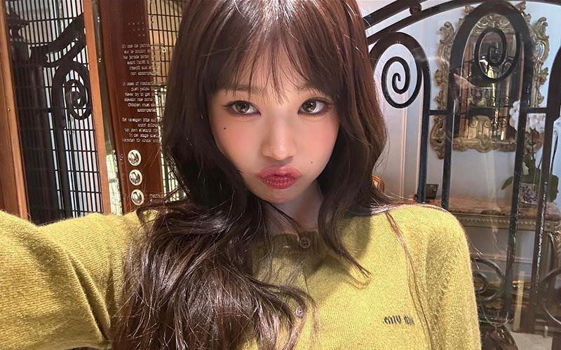 Wonyoung có nhan sắc xinh đẹp được ví như là nàng búp bê sống ngoài đời thực, ánh mắt to tròn long lanh, đôi môi căng mộng và cô cùng quyến rũ.