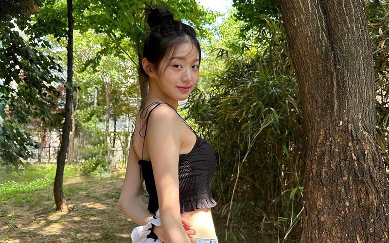 Những ngày không có lịch trình công việc mỹ nữ gen Z để mặt mộc tự nhiên, không đụng tới son phấn và tự tin khoe trước hơn 9,6 triệu người hâm mộ cô trên mạng xã hội.