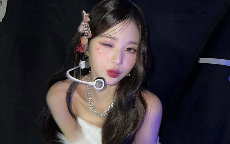 Cận cảnh nhan sắc trước khi Wonyoung bước lên sân khấu trình diễn, cô thường tạo ra nhiều xu hướng làm đẹp cũng như kểu tóc, cách trang điểm mới mẻ.