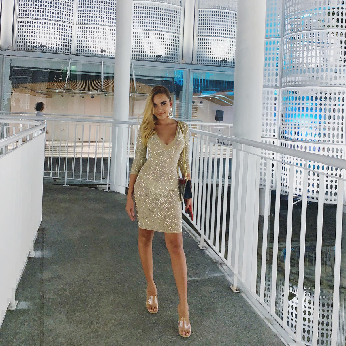 DJ Myno (tên thật Nguyễn Thị Ngọc My) - cô gái nóng bỏng từng được mệnh danh là phù thủy âm thanh số 1 Việt Nam và trung vệ Nguyễn Van Bakel được coi là đôi “tiên đồng ngọc nữ” trong làng cầu thủ Việt.