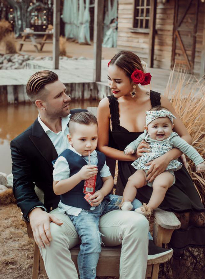 Bao năm qua, Myno vẫn theo đuổi phong cách quyến rũ. Dù đã là “gái hai con” và năm nay bước sang tuổi 32 nhưng nữ DJ vẫn giữ được vóc dáng “đẹp miễn chê”