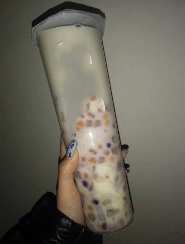 Với hương vị ngọt ngào và những viên trân châu giòn giòn, dai dai những cốc trà sữa là món khoái khẩu của nhiều bạn trẻ.