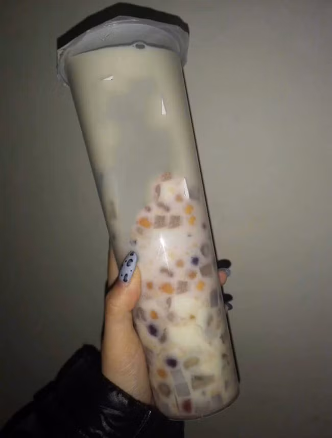 Với hương vị ngọt ngào và những viên trân châu giòn giòn, dai dai những cốc trà sữa là món khoái khẩu của nhiều bạn trẻ.