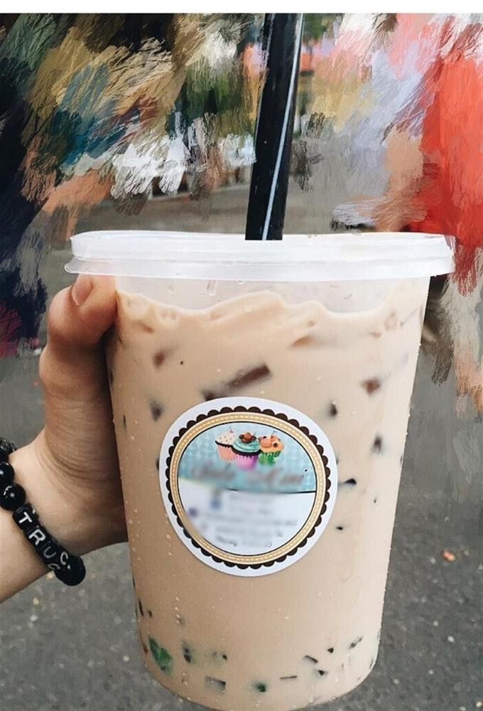 Được biết cốc trà sữa này dài gấp đôi size L bình thường, tổng chiều dài đến 37cm và có thể chứa được 1 lít trà sữa.