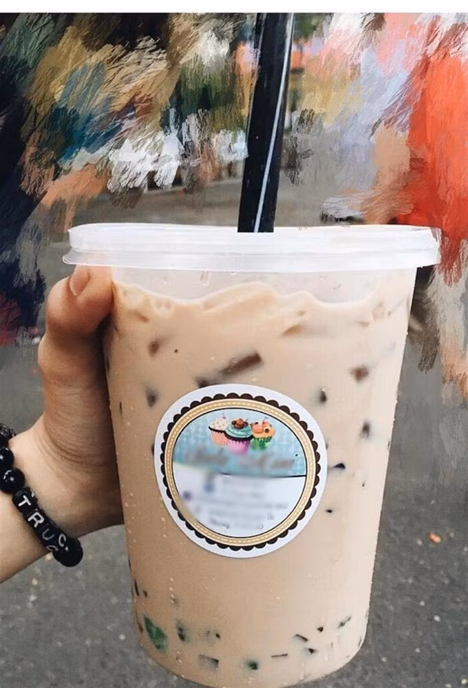 Được biết cốc trà sữa này dài gấp đôi size L bình thường, tổng chiều dài đến 37cm và có thể chứa được 1 lít trà sữa.