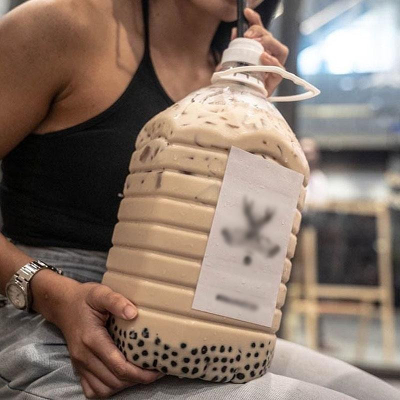 Mới đây trên mạng xã hội đã xuất hiện một cốc trà sữa size XXXXL "siêu to" có thể làm hài lòng những cô nàng khó tính nhất.