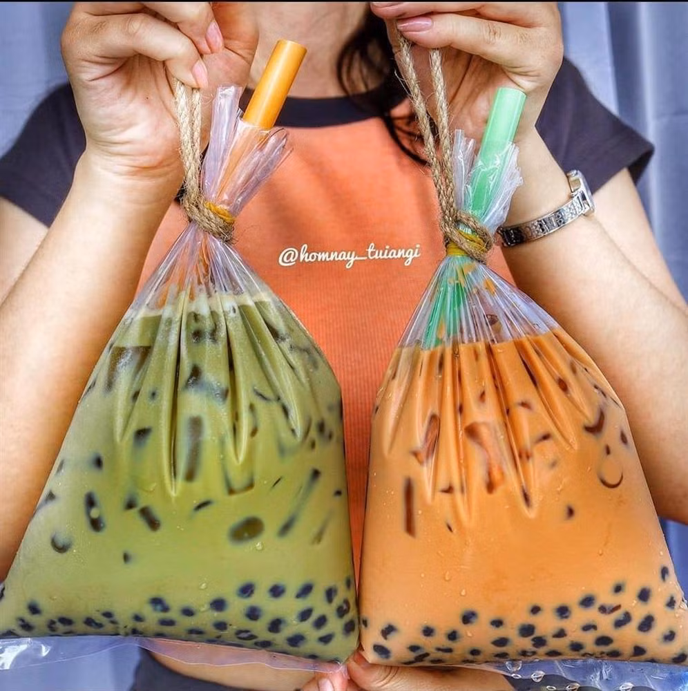 Khi hình ảnh về ly trà sữa khủng lồ được chia sẻ lên mạng xã hội đã khiến "tín đồ hảo ngọt" có một phen "đứng ngồi không yên".