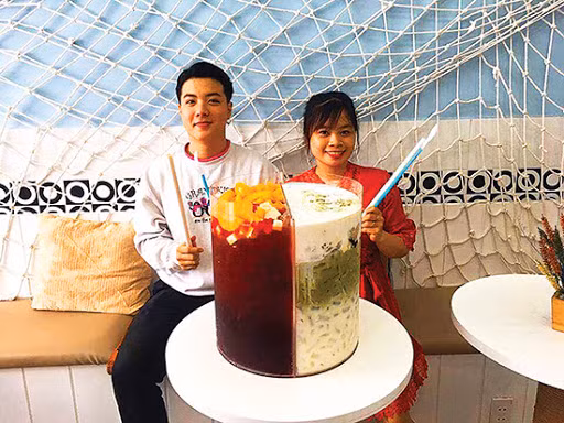 Thậm chí, nhiều cửa hàng trà sữa còn tạo ra các thách thức uống trà sữa khủng lồ nhận thưởng.