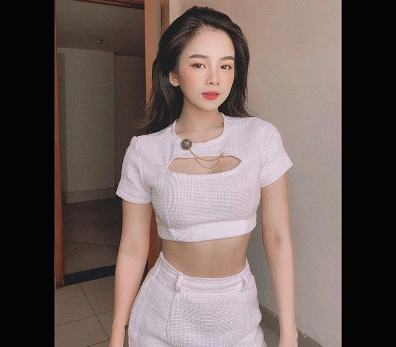 Không chỉ có nhan sắc, Mie được nhiều tụ điểm ăn chơi săn đón nhờ tài năng âm nhạc.