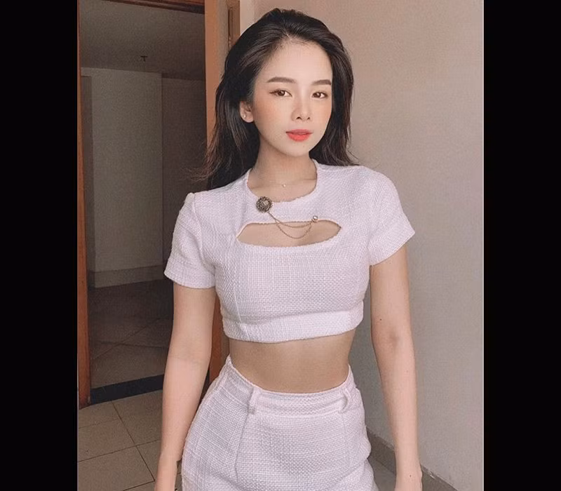 Không chỉ có nhan sắc, Mie được nhiều tụ điểm ăn chơi săn đón nhờ tài năng âm nhạc.