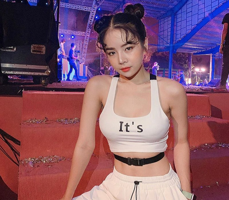 Sở hữu một gương mặt xinh đẹp, thân hình thon thả, quyến rũ đầy lôi cuốn nên mỗi lần biểu diễn trên sân khấu cùng âm nhạc sôi động, khó ai có thể rời mắt khỏi Mie.