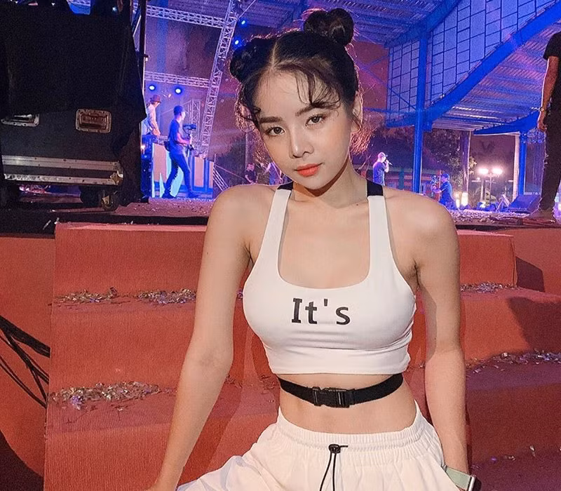 Sở hữu một gương mặt xinh đẹp, thân hình thon thả, quyến rũ đầy lôi cuốn nên mỗi lần biểu diễn trên sân khấu cùng âm nhạc sôi động, khó ai có thể rời mắt khỏi Mie.