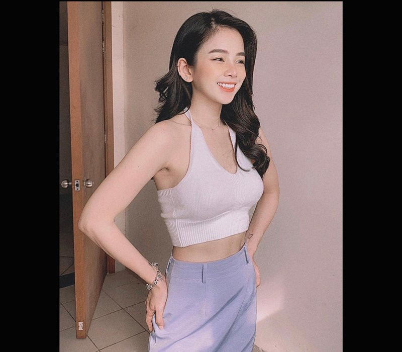 Vóc dáng nóng bỏng đặc biệt là vòng một bốc lửa, chiếc eo nhỏ nhắn mà mọi cô gái đều mong ước của Mie được lộ rõ khi cô diện bikini.