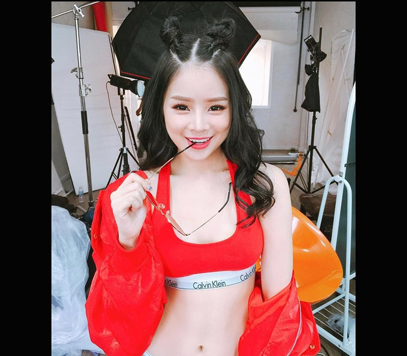 Mặc dù mới xuất hiện nhưng nữ DJ có nickname Mie đã khiến dân tình phải đứng ngồi không yên vì nhan sắc và những đường cong trên cơ thể cực quyến rũ.