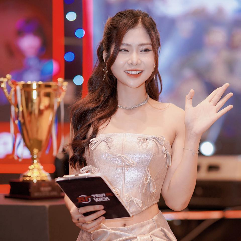 Khánh An từng tốt nghiệp ngành Quan hệ công chúng và Quảng cáo tại trường Học viện Báo chí và Tuyên truyền. Cô nàng hiện là BTV-MC tại VTVCab, dẫn chương trình "Khỏe đẹp cho ngày mới" trên kênh VTV2.