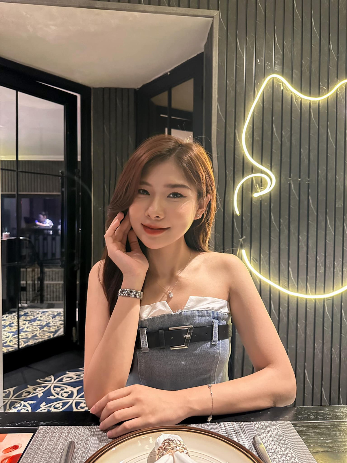 "Mình từng gặp nhiều sự cố khi đi dẫn, đặc biệt là các sự cố về trang phục như: cháy đồ, váy bẩn, trang phục dễ tụt hở, bung khóa... Điều này dạy cho mình một bài học là phải học cách nhìn ra và đoán biết để xử lý các tình huống xấu một cách khéo léo. Cẩn thận, tỉ mỉ sẽ giúp chúng ta giảm thiểu rủi ro và chẳng may rủi ro xảy đến thì cũng dễ dàng giải quyết", Khánh An nói.