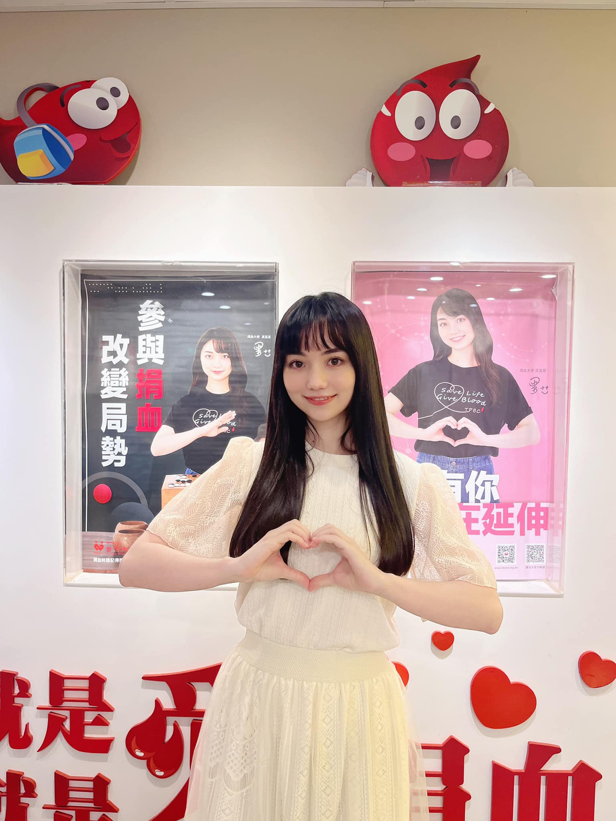 Sở hữu thế mạnh ngoại hình: nước da trắng hồng, mũi cao, mắt to,... không khó để Joanne lấn sân và dành được chỗ đứng nhất định trong làng giải trí.