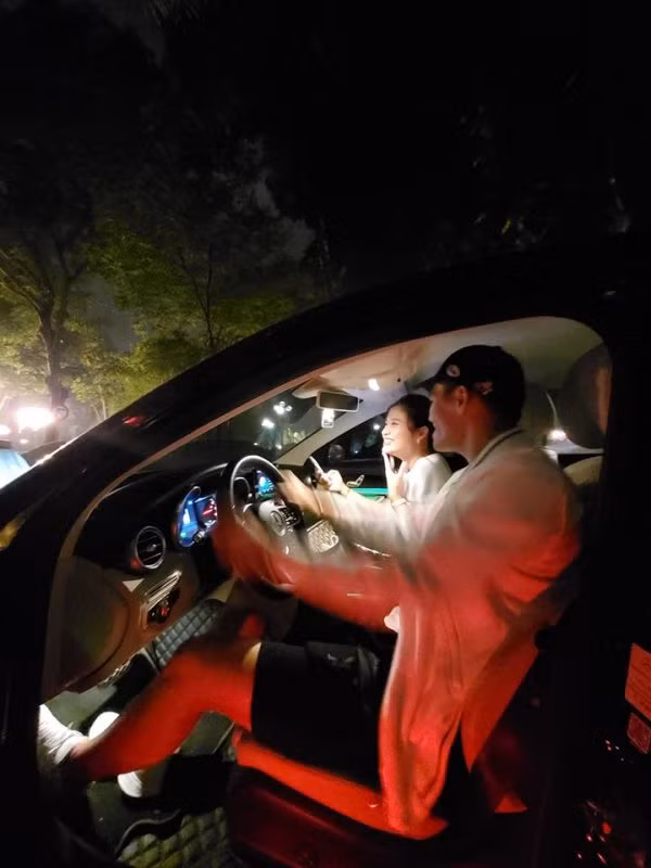 Tiến Linh sau đó còn tag tên một cô bạn chung và tương tác rôm rả: “Nay chị Thu lái máy bay kìa”. Đáp lại, người bạn chung công khai đăng ảnh toàn thân của Hoa hậu Đông Nam Á chụp từ phía sau khi đang sánh bước cạnh Tiến Linh. Không hề tỏ ra bất ngờ, Tiến Linh tiếp tục trêu đùa: “Eo ui! Chàng phi công này quen lắm! Nhìn hợp thế!”.