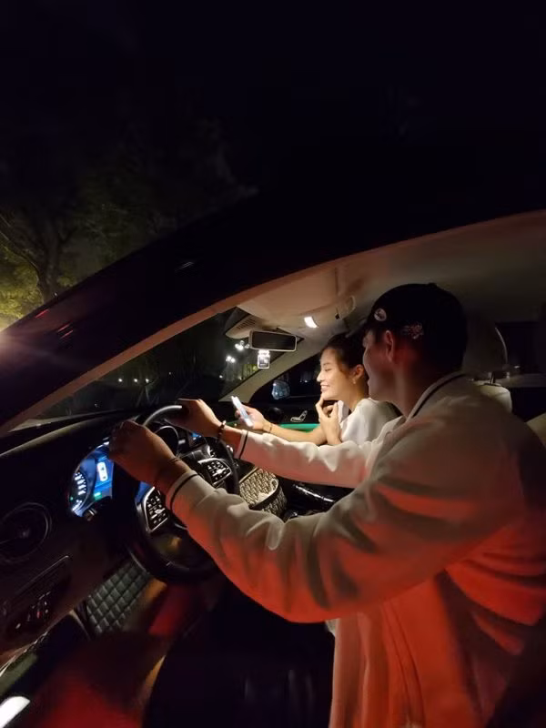 Mới đây, Hoa hậu Phan Hoàng Thu đã chia sẻ một bài viết mới và lần này tag thằng Tiến Linh vào với dòng caption ẩn ý: "Đau đầu với quả "em trai mưa" này lắm..."