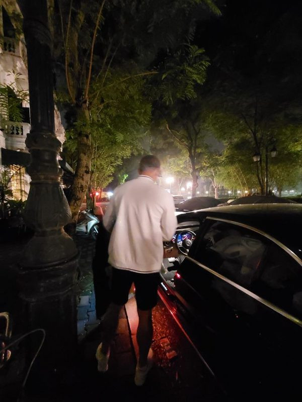 Tuy nhiên bên dưới bài đăng của Phan Hoàng Thu, cầu thủ Tiến Linh bất ngờ để lại bình luận: “Bạn trai mới của chị à?” và được nhanh chóng nhận được xác nhận: “Bạn trai mới đấy, trẻ, đẹp trai, dễ bảo, chung tình”.