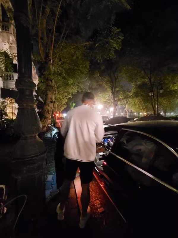 Tuy nhiên bên dưới bài đăng của Phan Hoàng Thu, cầu thủ Tiến Linh bất ngờ để lại bình luận: “Bạn trai mới của chị à?” và được nhanh chóng nhận được xác nhận: “Bạn trai mới đấy, trẻ, đẹp trai, dễ bảo, chung tình”.