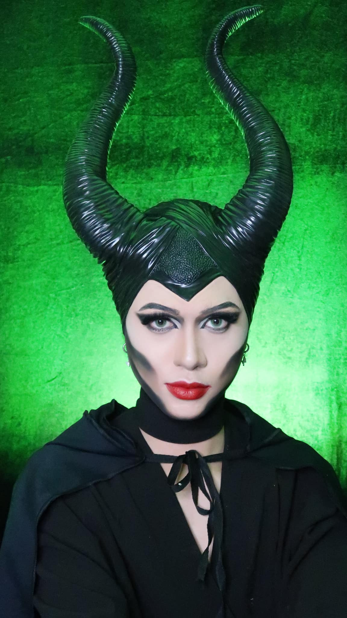 Một màn hóa trang thành Magnificent của nam beauty blogger 9x nổi tiếng với vẻ đẹp phi giới tính.