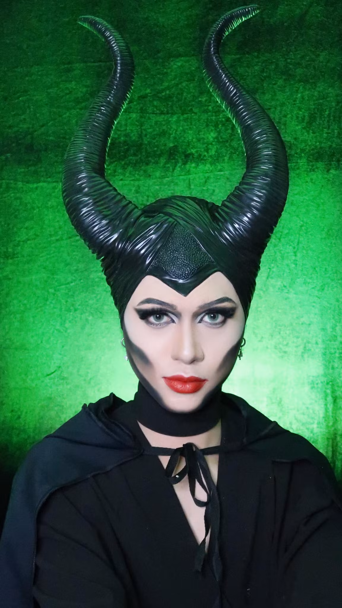 Một màn hóa trang thành Magnificent của nam beauty blogger 9x nổi tiếng với vẻ đẹp phi giới tính.