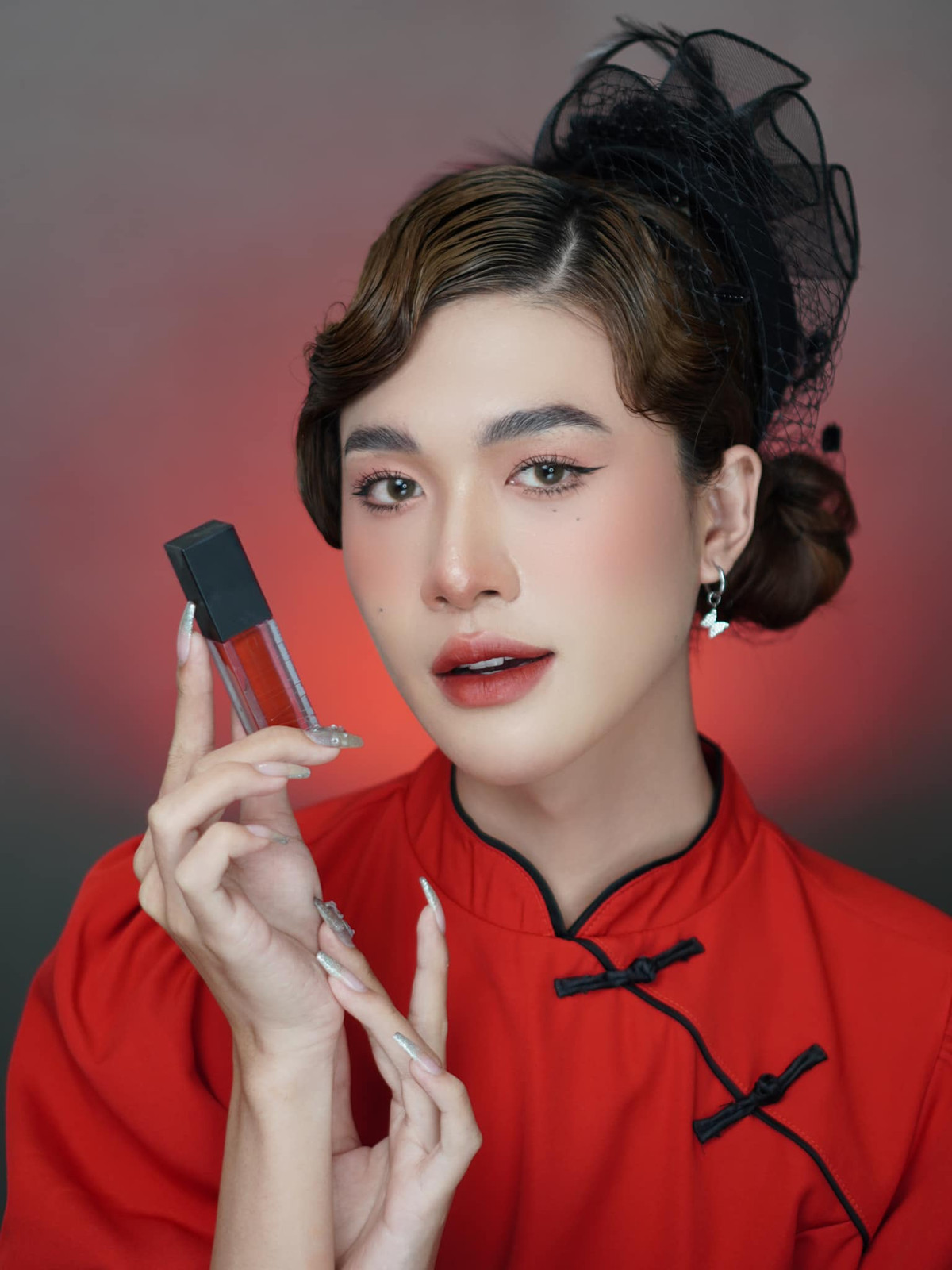  Beauty Blogger Yul Daily tên thật là Phạm Hoài Linh, sinh sống và làm việc tại TP.HCM.