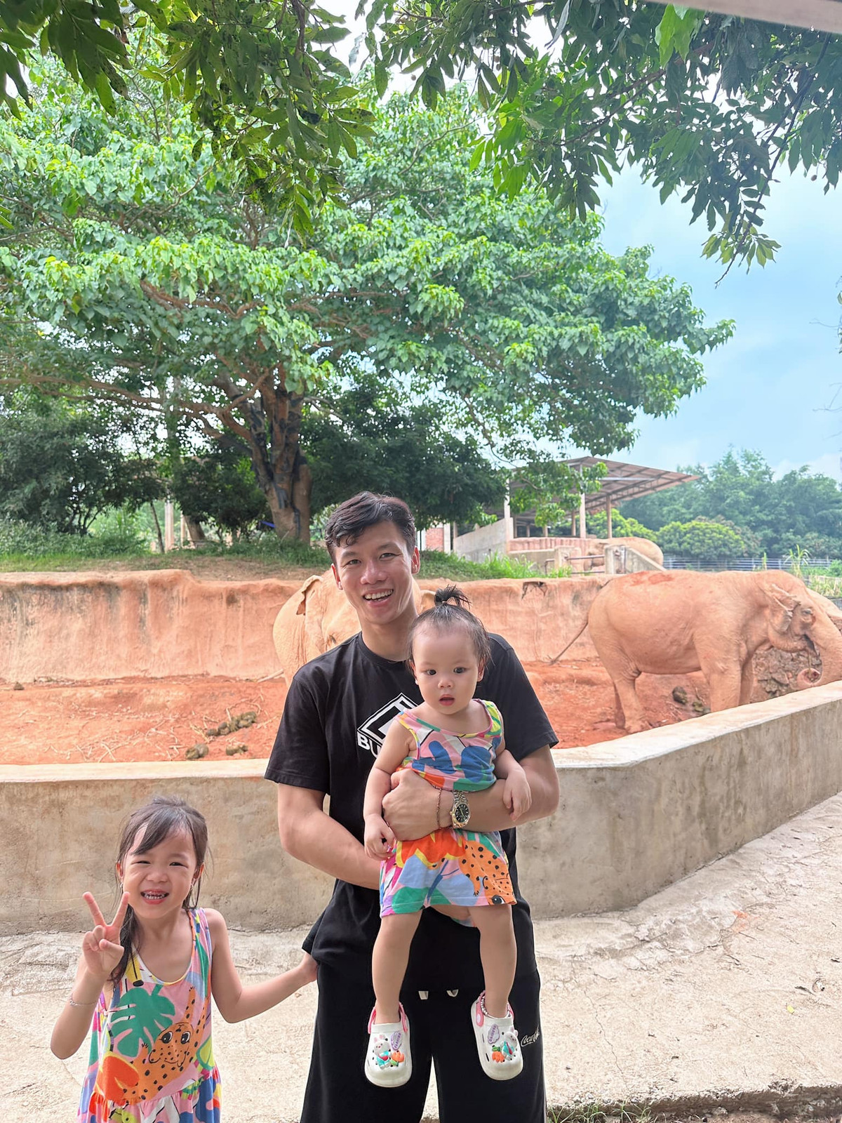 Sau một thời gian thi đua thì gia đình Sunny cũng đã có thành quả là 3 chiếc bánh tét.