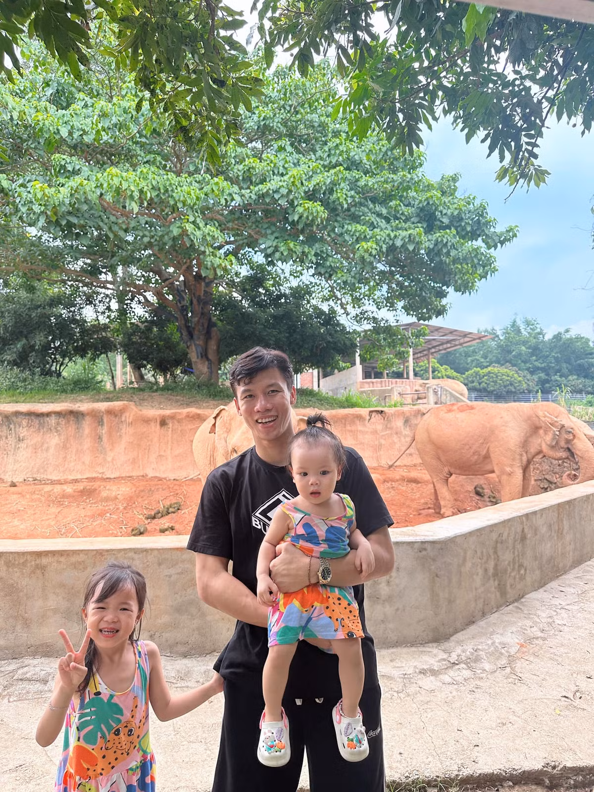 Sau một thời gian thi đua thì gia đình Sunny cũng đã có thành quả là 3 chiếc bánh tét.