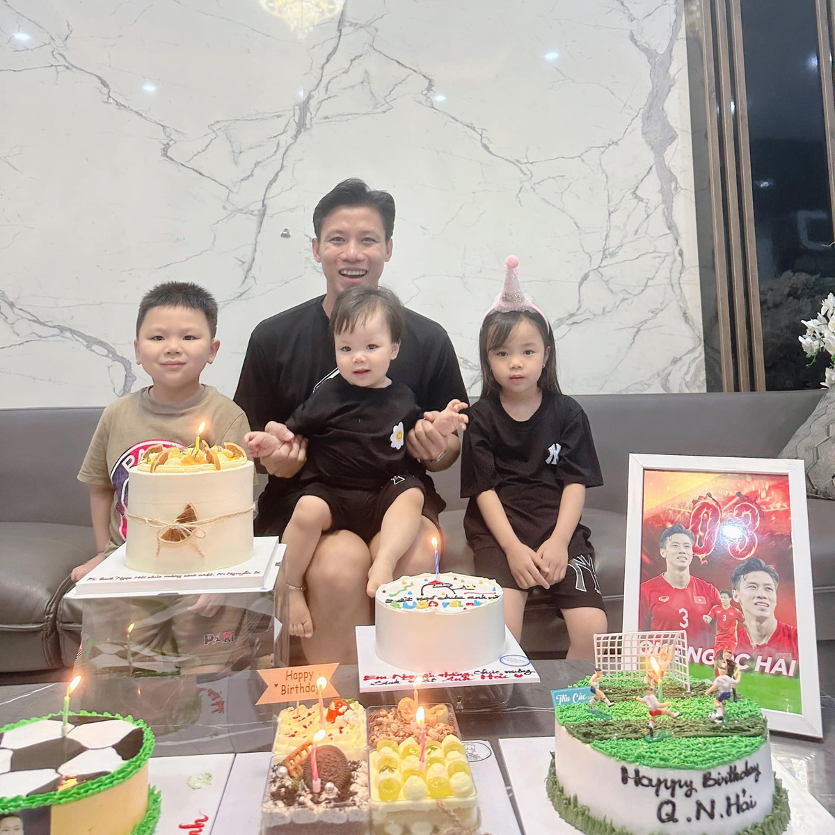 Quế Ngọc Hải được đánh giá là "người đàn ông của gia đình" khi thường xuyên khoe những khoảnh khắc cùng vợ và 2 cô công chúa lên trang cá nhân.