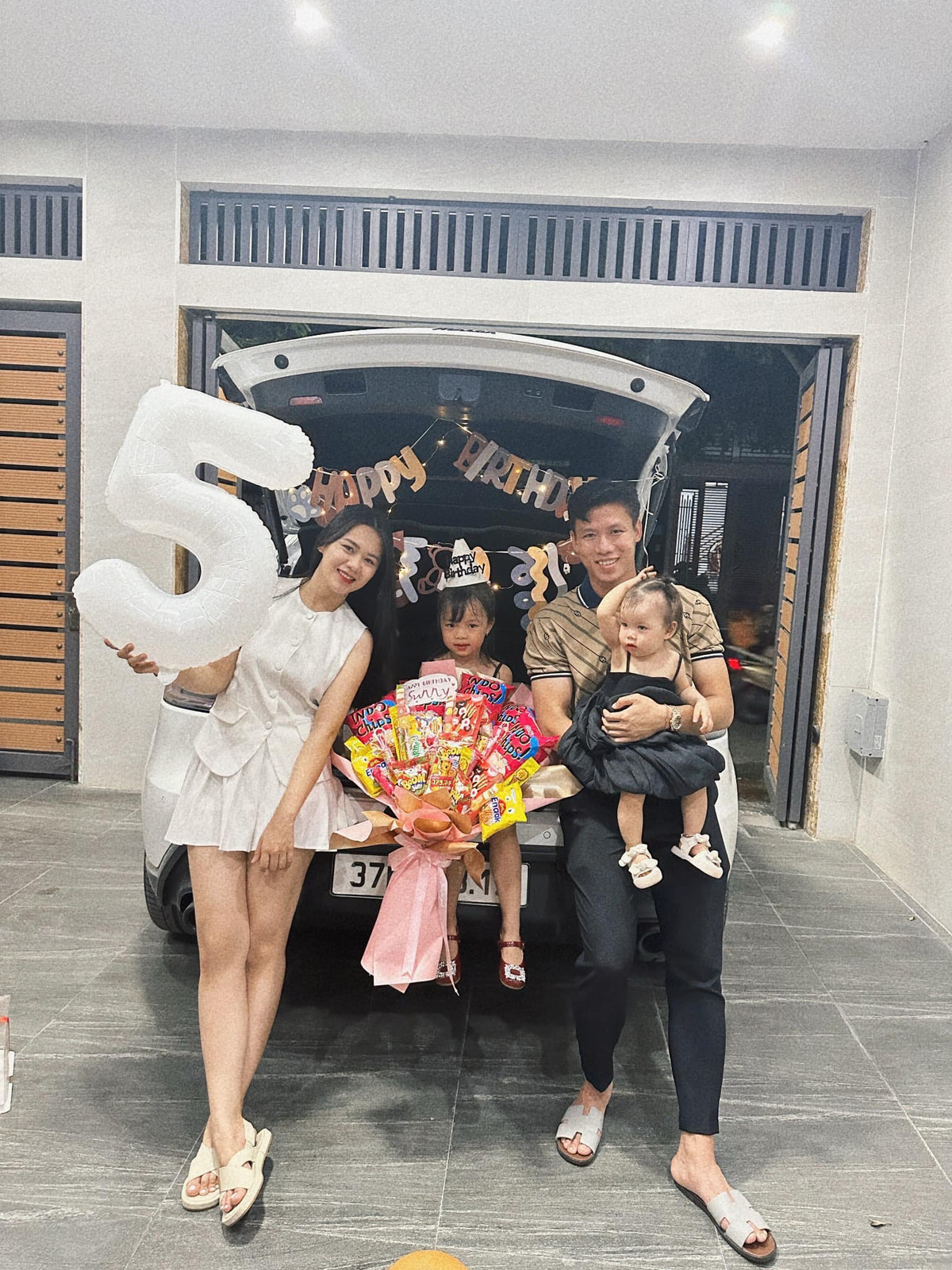 Trước đó gia đình trung vệ sinh năm 1993 cũng đã cùng nhau đi chơi, chụp ảnh hạnh phúc chuẩn bị đón xuân về.